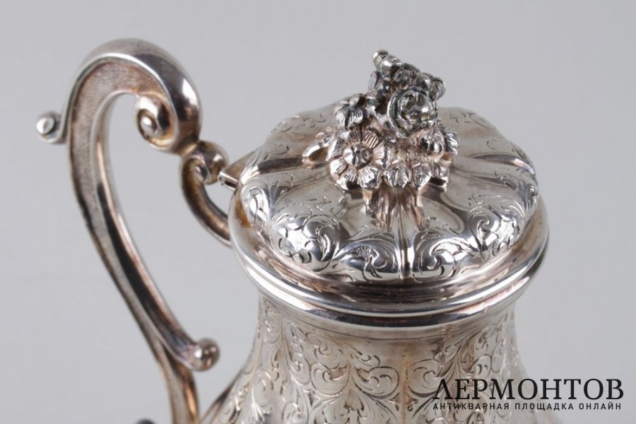 Кофейник в классическом стиле. Серебро 800. Италия, XX век.