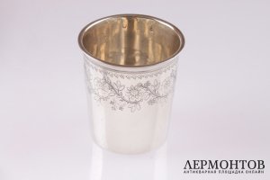 Большой стакан с цветочным орнаментом. Серебро 950 пробы. Конец XIX века. Франция