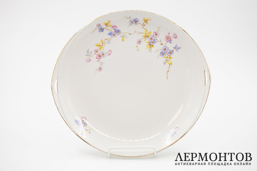 Блюдо в стиле модерн. Латвия, Рига, фабрика Кузнецова, 1937 год. Фарфор, деколь.