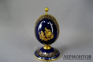 Емкость для хранения духов. Фарфор. Франция, Лимож, ХХ век. Высота 13 см.
