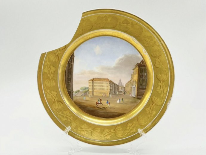 Тарелка Дворцовая площадь. Дрезден, 1830-е гг. Дефект.