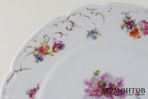 Тарелка с изображением цветов. Фарфор. Товащество Кузнецова, 1889-1917