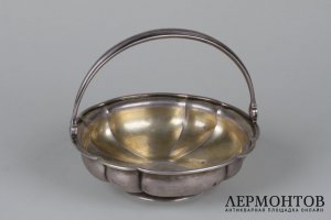 Вазочка с ручкой. Российская империя,  фирма И. Сазикова, 1863 год. Серебро 84. 