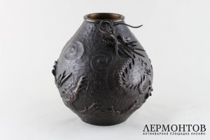 Ваза с драконом в китайском стиле. Бронза. Япония, начало ХХ века.
