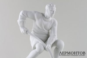 Статуэтка Хоккеист. Фарфор.  Фабрика Royal Dux, Чехословакия, подпись K.LERCH, к. XXв