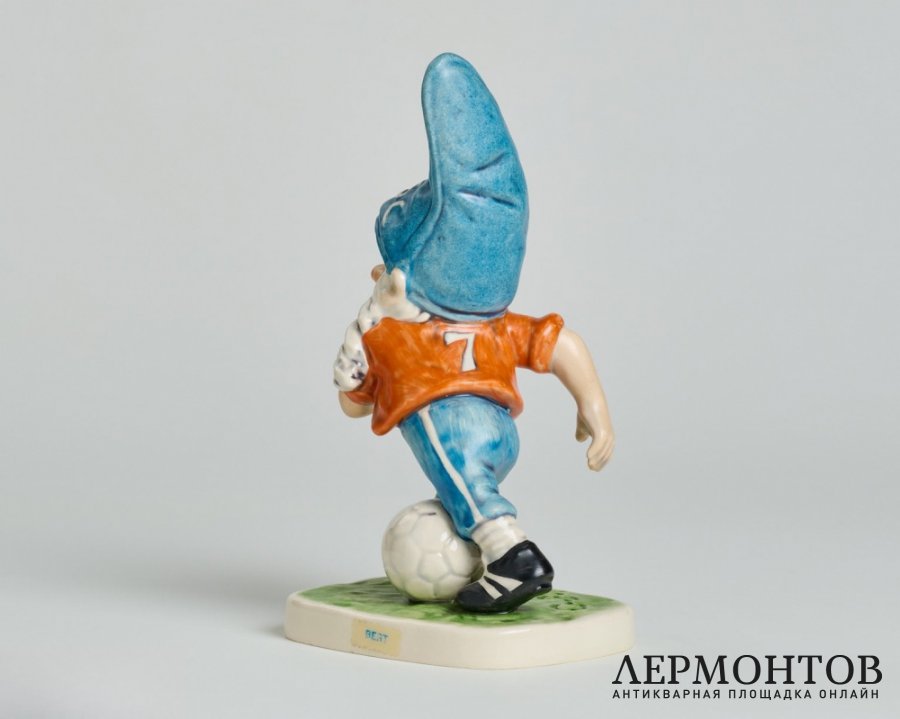 Статуэтка «Гном-футболист Берт». Фарфор, Goebel, Германия, 1979–1987 годы