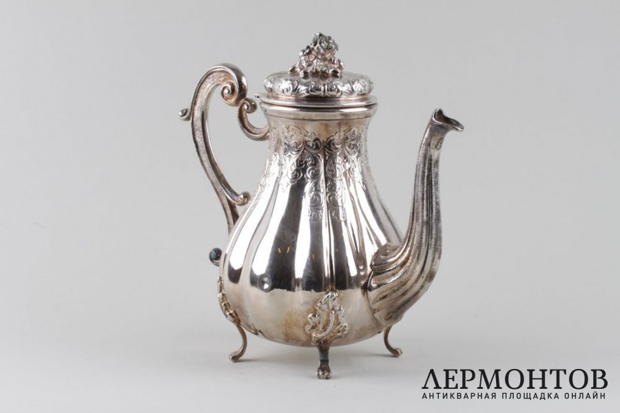 Кофейник в классическом стиле. Серебро 800. Италия, XX век.