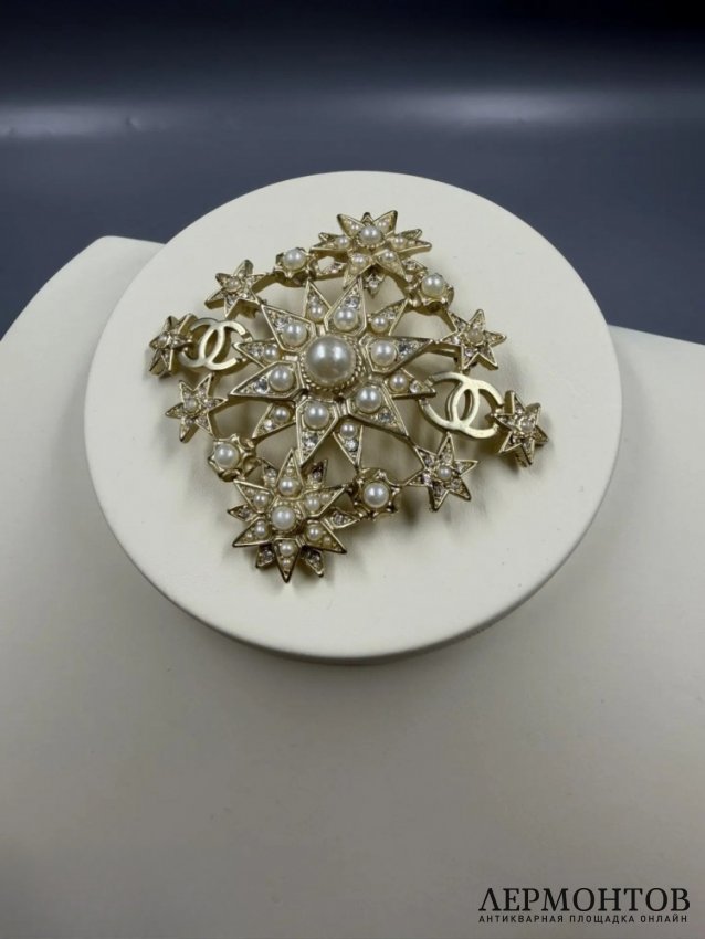 Брошь-звезда с жемчугом и кристаллами. Ювелирный сплав, Chanel, Италия, 2015 год