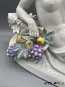 Скульптура «Обнажённая девушка с корзиной фруктов». Фарфор, роспись, Rosenthal, скульптор Hugo Meisel, Германия, 1930–1940 годы