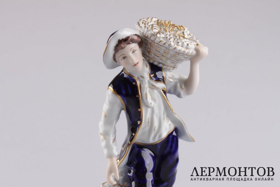Статуэтка. Сборщик винограда. Фарфор, роспись. Royal Dux Bohemia, XX век.