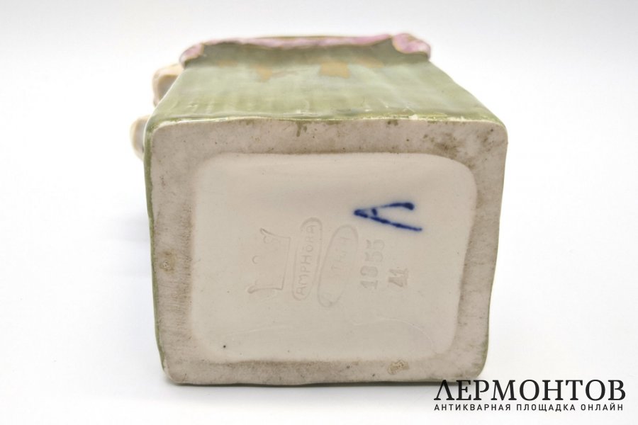 Ваза с сидящим ребенком. Фарфор, роспись. Австрия, Amphora, 1890-1910е гг. 