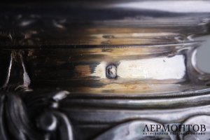 Сахарница в стиле ампир. Серебро 950, гильоше, патина. Франция, XIX век.