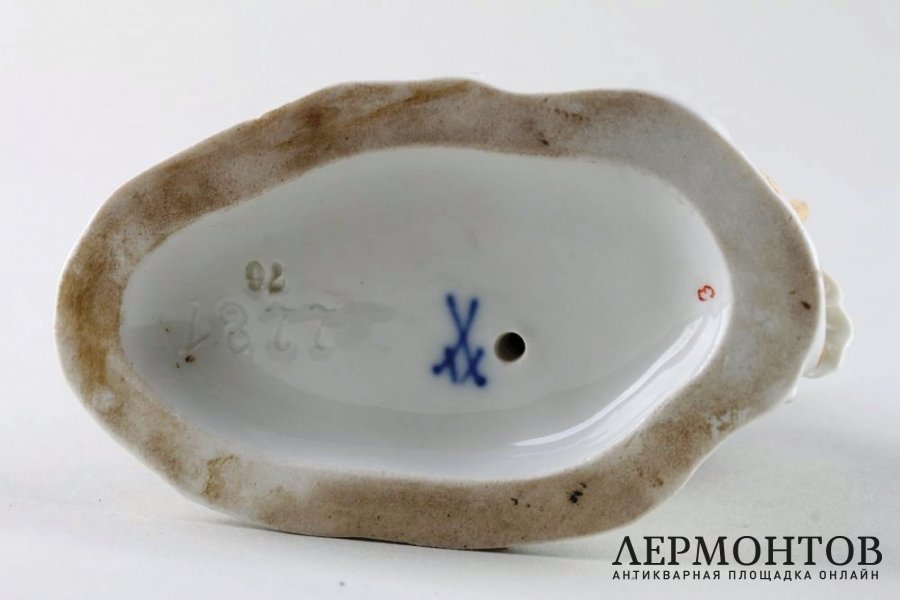 Статуэтка Девушка с курочкой и корзиной.  Германия, Meissen, 1934-1945 гг. Фарфор.
