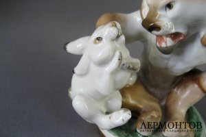 Композиция Лев и заяц. Фарфор. СССР, ЛФЗ, 50-60-е годы ХХ века.