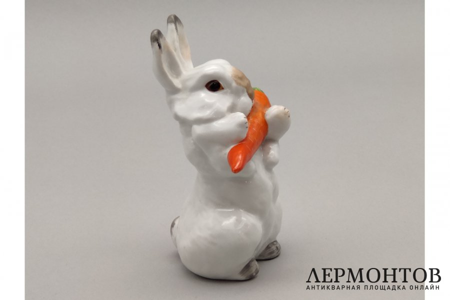 Статуэтка Заяц с морковкой. Авт. модели Чарушин Е. Фарфор, роспись. СССР, ЛФЗ, 1950е