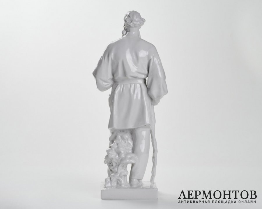 Скульптура «Лев Толстой в Ясной Поляне». Фарфор, ЛФЗ, СССР