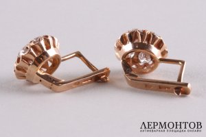 Набор из кольца и серег формы малинка с бриллиантами ок. 4 ct. Золото. СССР, 1975.