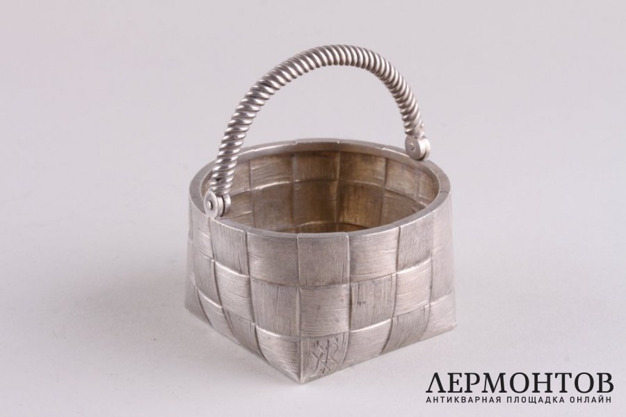 Солонка в виде плетеной корзинки. Серебро 84 пробы. Россия,1880-90 годы.