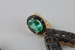 Серьги с изумрудами и черными бриллиантами, 750 пробы , бренд MELEKKIS