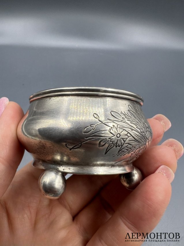 Солонка на ножках-шариках. Серебро 84 пробы, Россия, 1887 год