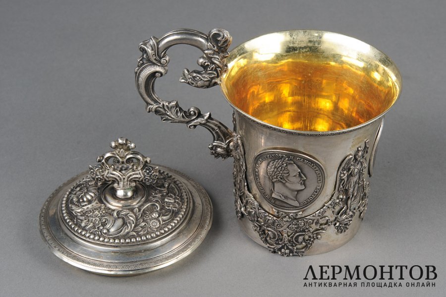 Кружка украшеная монетами. Россия, 1840 г, мастер HJ. Серебро 84 пробы.