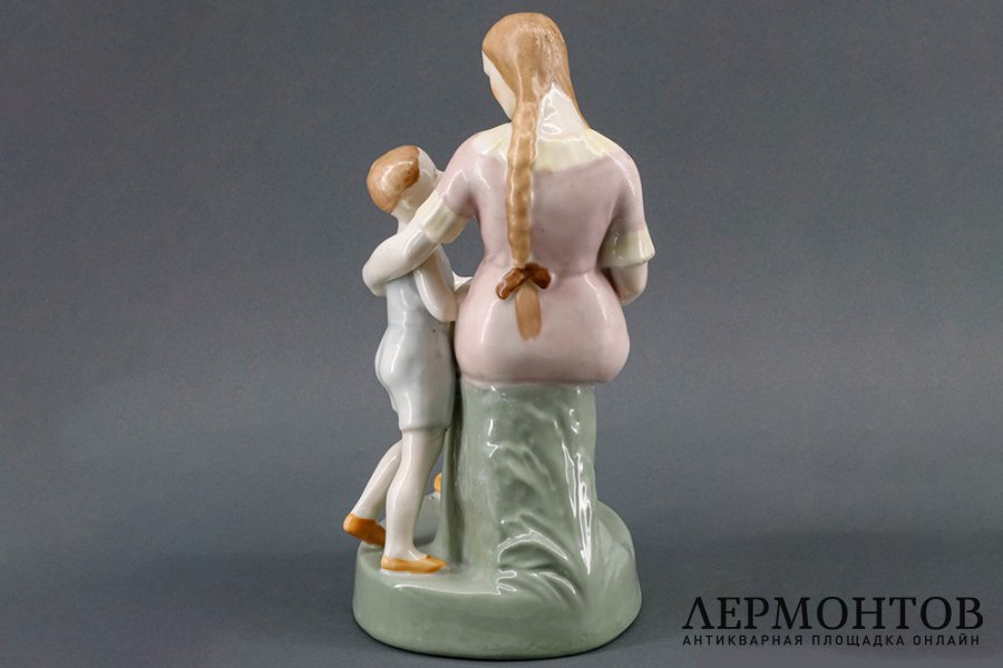 Статуэтка Материнство. Фарфор, роспись. СССР, Городница, 1930е гг.