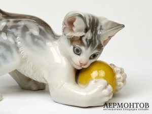 Статуэтка «Котёнок с мячом». Фарфор, Eschenbach, Германия, 1947–1953 годы