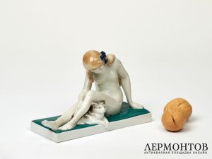 Статуэтка «Обнажённая девушка с кошкой». Фарфор, Karl Ens, Германия, 1919–1940 годы