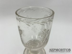 Кубок с изображением военного. Россия, 18 век. Стекло.