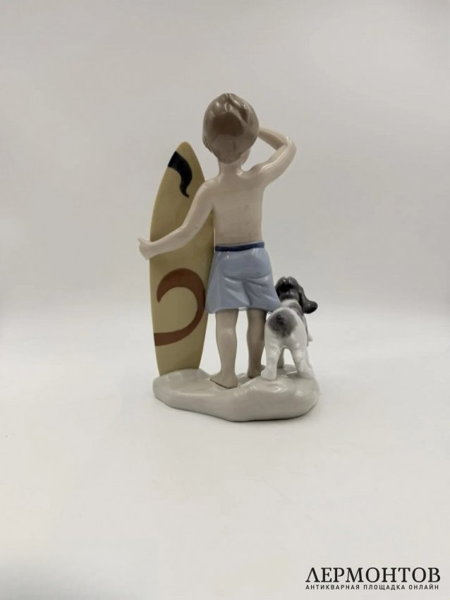 Статуэтка «Маленький серфингист». Фарфор, Lladro, скульптор José Santaeulalia, Испания, 2005–2023 годы