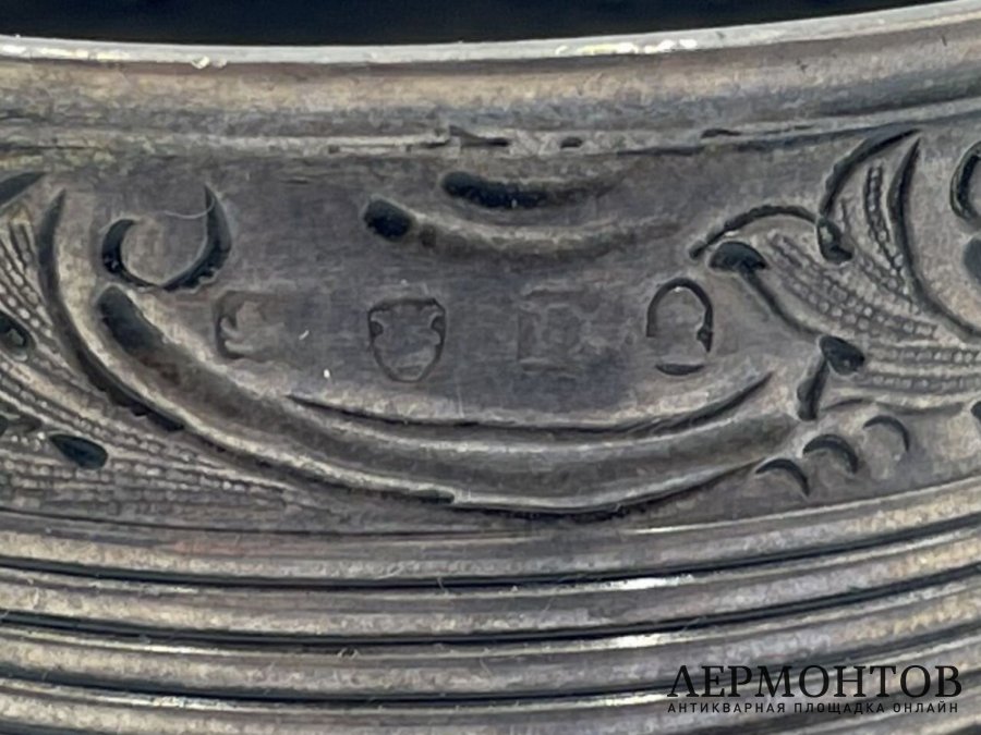 Кружка с растительным орнаментом. Англия, Лондон, 1799 год. Серебро 925, выколотка.