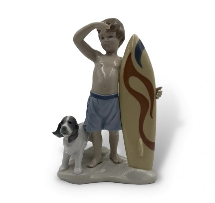 Статуэтка «Маленький серфингист». Фарфор, Lladro, скульптор José Santaeulalia, Испания, 2005–2023 годы