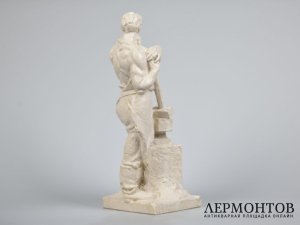 Статуэтка «Кузнец». Керамика, Bechyně, Чехословакия, 1922–1942 годы