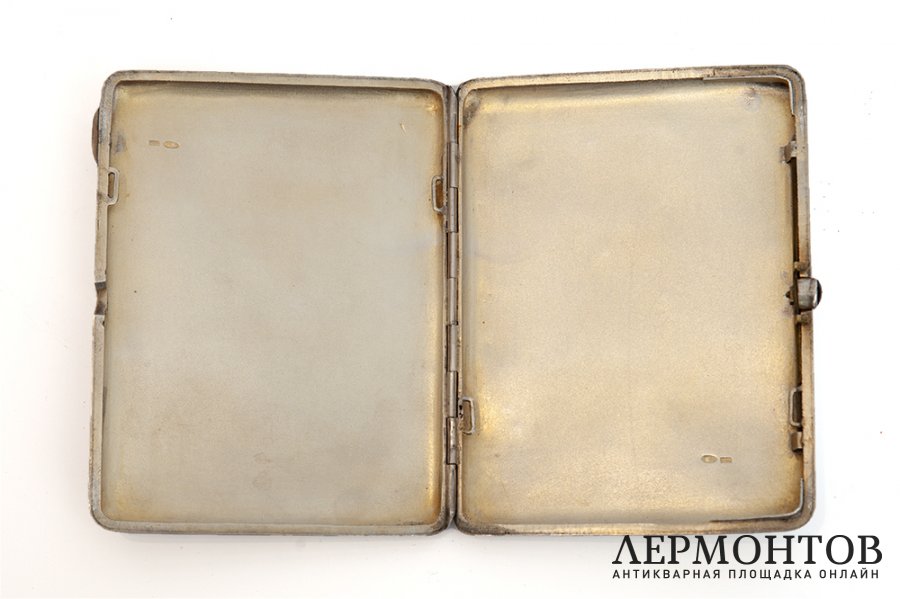 Портсигар в коробке. Серебро 84. Россия, Москва. 1908-1917 гг. Серебряное заведение Монъ.
