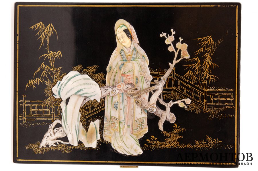 Шкатулка для украшений В саду. Китай, 1950-1960 гг. Папье-маше, лак, перламутр.