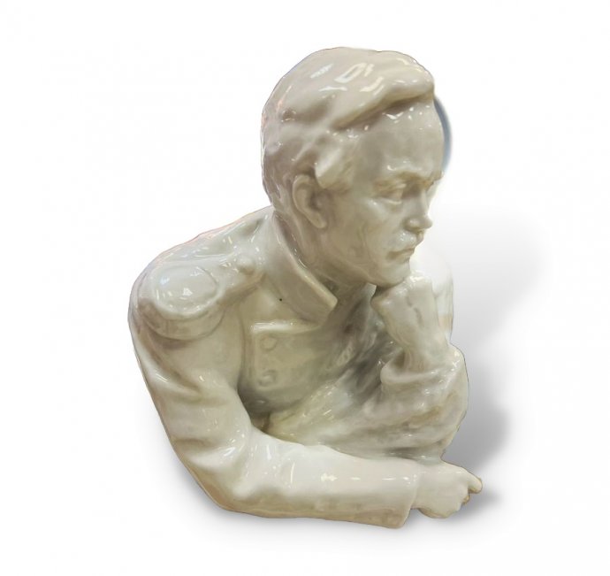 Скульптура «М. Ю. Лермонтов на скале». Фарфор, ЛФЗ, скульптор Л. Н. Барбаш, СССР, 1950-е годы