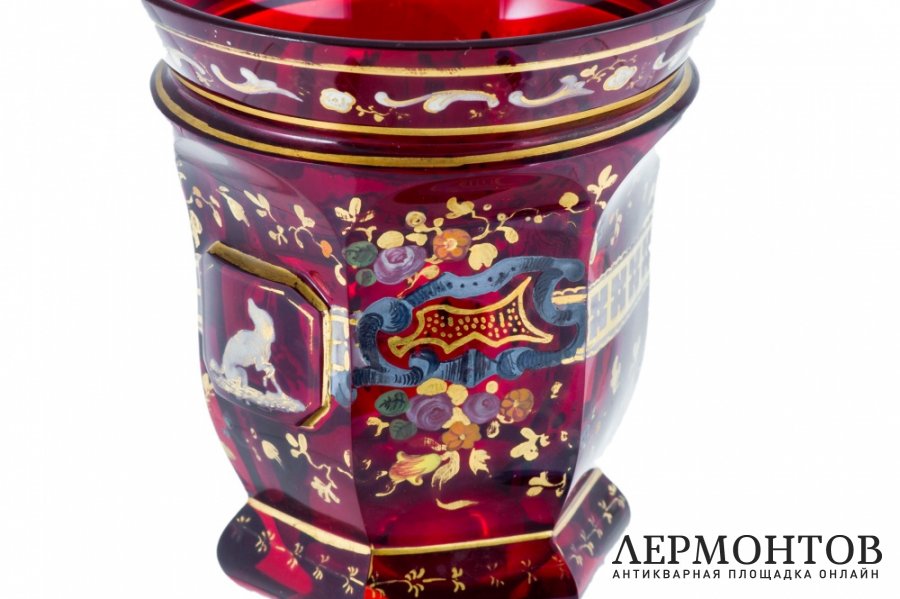 Кубок из цветного стекла с изображением собаки. Богемия, 1830-40-е гг. 
