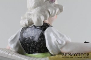 Композиция в виде вазы девочка с таксой. Фаянс. Bernard Bloch, Австрия, конец XIX в.
