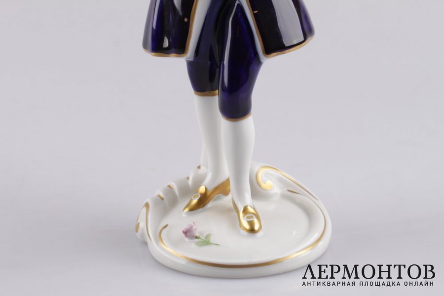 Статуэтка. Юноша с гитарой. Фарфор, роспись. Royal Dux Bohemia, XX век.