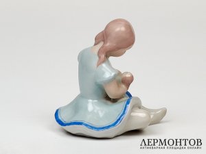 Статуэтка «Девочка с куклой». Фарфор, Kispest, Венгрия, 1950–1960 годы