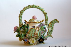 Декоративный чайник из лепного фарфора. Англия, 19 век