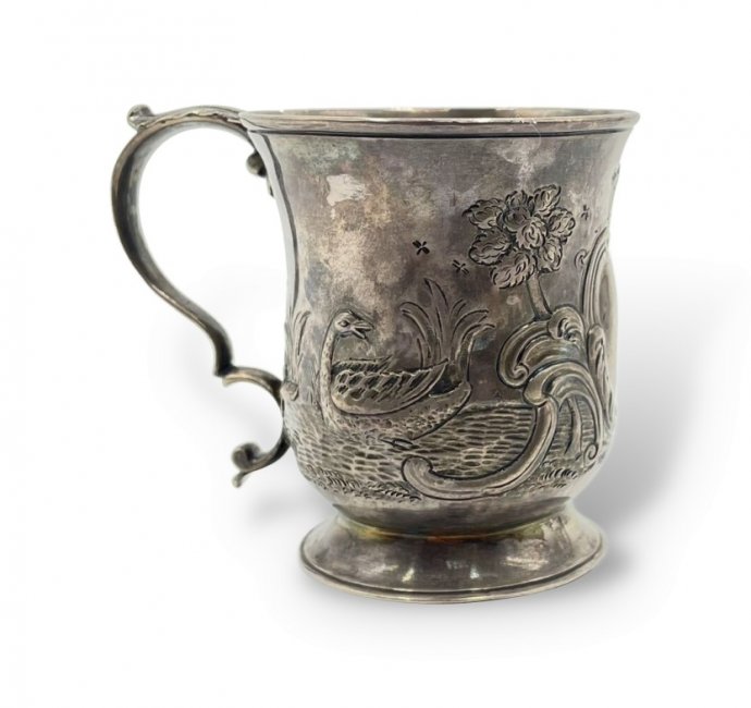 Кружка с растительным орнаментом. Англия, Лондон, 1765 год. Серебро, выколотка.
