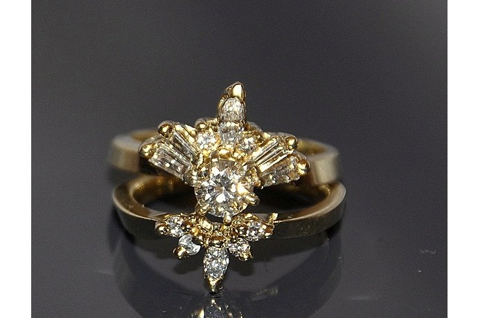 Обручальное кольцо-комплект с бриллиантами 1,04 k. Золото 585 пробы.