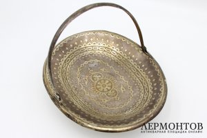 Конфетница с ручкой, в русском стиле. Серебро 84 пробы. Россия, Иванов В., 1877 год