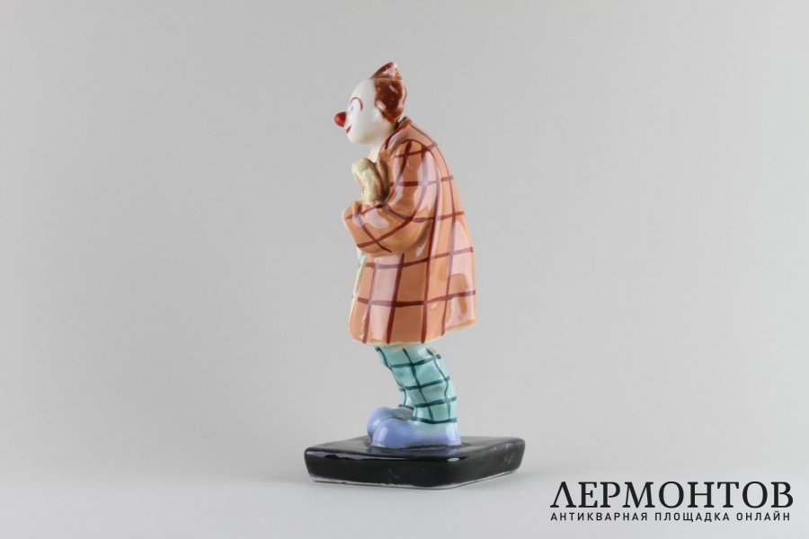 Статуэтка Клоун с букетом. Ditmar  Urbach, Чехословакия. Фарфор, 1918-1938 гг