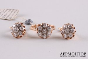 Набор из кольца и серег формы малинка с бриллиантами ок. 4 ct. Золото. СССР, 1975.