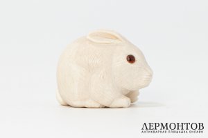 Статуэтка Зайка. Россия, мастер-косторез Виктор Вихлянцев, 1998 год. Кость.