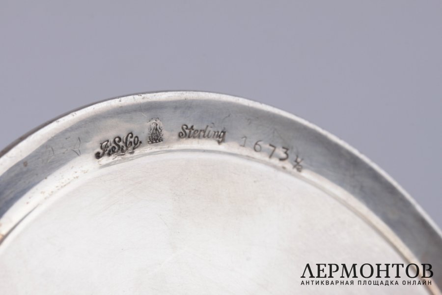 Высокая ваза с ручкой. Серебро 925 пробы. США, конец XIX века.