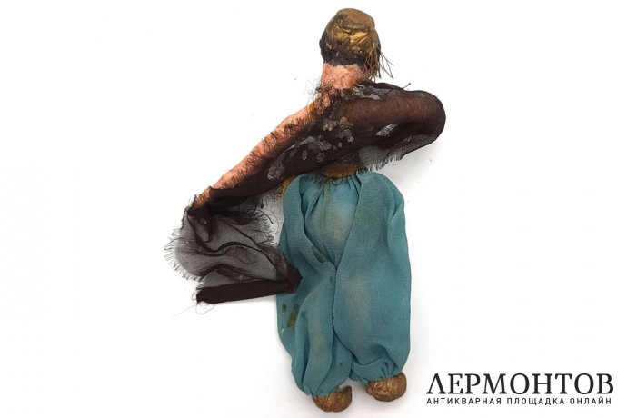 Елочная ватная игрушка Восточная танцовщица в феске. Россия, 1-я половина ХХ века. 