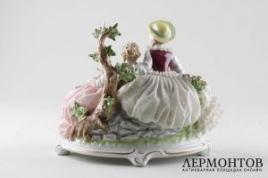 Статуэтка Две Дамы. Фарфор, роспись. Италия. Каподимонте. XXв.